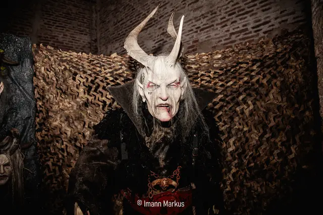 Nichts für schwache Nerven: In der Schlossscheune Ranshofen fand eine große Maskenausstellung statt. | Foto: Markus Imann