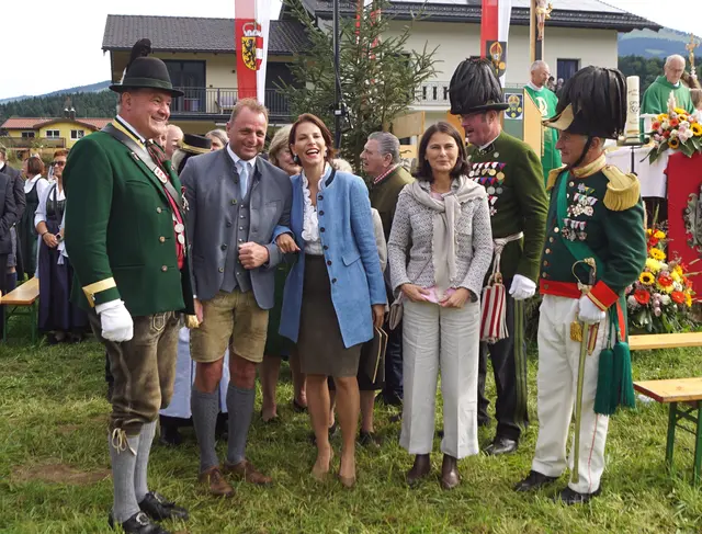 Die Ehrengäste bewunderten den Tanz des Samsons. | Foto: Josef Wind