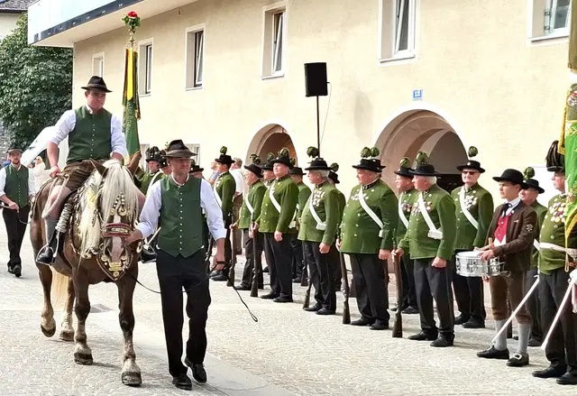 Die Schnalzergruppe des Ortes erwies den Prangerschützen die Ehre. | Foto: Josef Wind