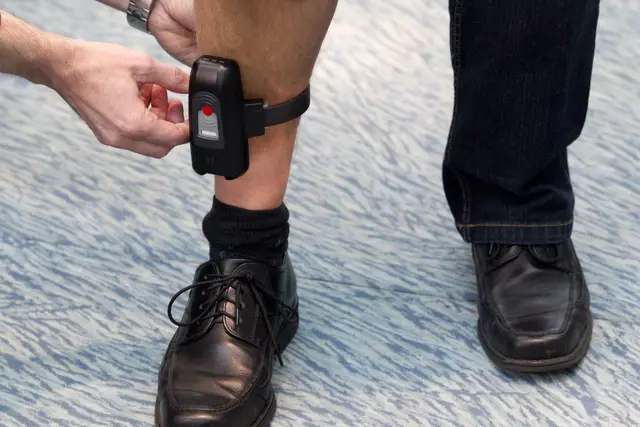 Seit etwa einer Woche haben Straftäter die Möglichkeit, ihre Strafe in einem elektronisch überwachten Haushalt zu verbüßen. Der Andrang auf diese Form des Freiheitsentzugs ist groß, heißt es aus den Justizanstalten.  | Foto: dpa