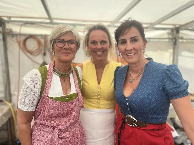 Burgi, Johanna und Maria verwöhnten die Besucher mit einer großen Auswahl an Kuchen.  | Foto: Voithofer