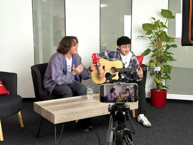 Premiere im Talkformat: KOAN AKKU präsentierten eine akustische Version ihrer neuen Single. | Foto: MeinBezirk/Melis Sahin