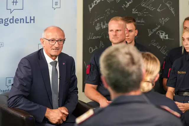 Landeshauptmann Mattle beantwortet im Polizei-Bildungszentrum Absam die Fragen der Polizeianwärterinnen und Polizeianwärter. | Foto: Land Tirol/Jovanovic