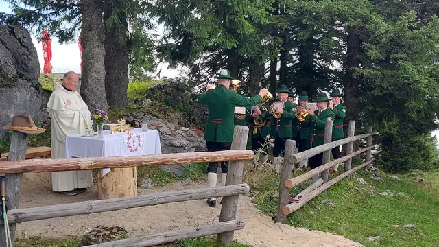 Zahlreiche Gläubige genossen die traditionelle Bergmesse am Tirolerkogel, begleitet von der Musikkapelle Annaberg und umgeben von herrlicher Bergkulisse | Foto: Karl Schachinger