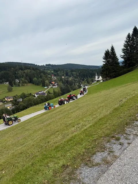 Die Traktoren auf den Weg zum Birnkirta in Hirschegg | Foto: Michaela Keusch