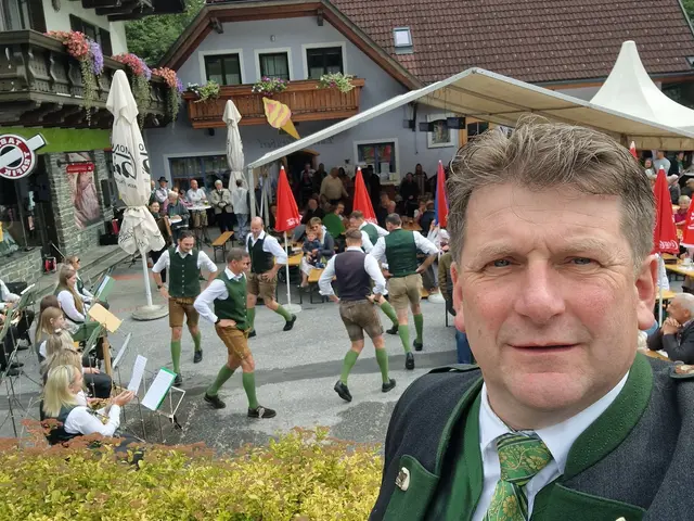 Bürgermeister Markus Prettenthaler freute sich auf den traditionellen Birnkirta. | Foto: Gemeinde Hirschegg-Pack