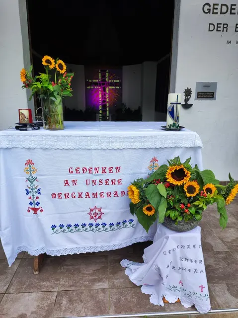 Wunderschöner Blumenschmuck bei der Gedenkfeier in der Bergwachtkapelle im Kaiserbachtal  | Foto: Sigi Baumann
