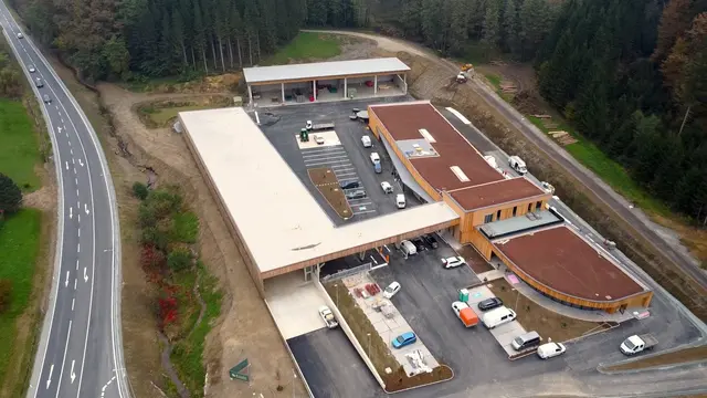 Der Ressourcenpark Sulmtal-Koralm, hier aus der Vogelperspektive knapp vor der Eröffnung Ende Oktober des Vorjahres, ist direkt an der B76 in Wies situiert. | Foto: Simon Michl