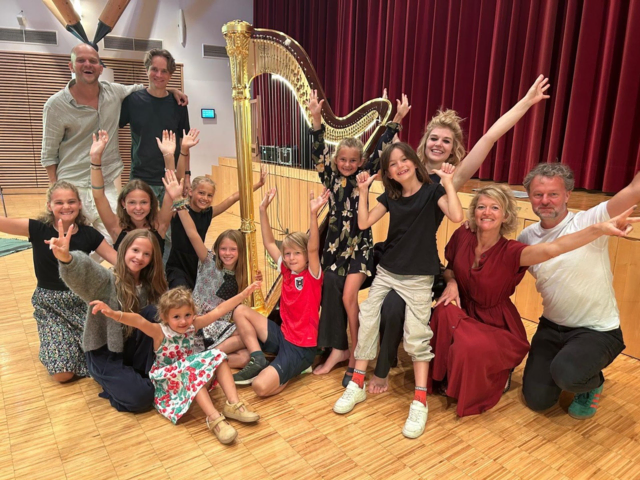 li hinten Christoph Zimper, künstlerischer Leiter, re davon Philipp Treiber, Techniker, Harfe Magdalena Hoffmannn, re davon Daniela Knaller, re außen Christian Knaller | Foto: Hans Jost