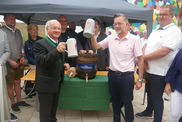 Besonders feierlich wurde das Bier von den beiden Bürgermeistern Josef Ober (l.) und Karsten Fischkal angeschlagen. | Foto: Stadtgemeinde Feldbach