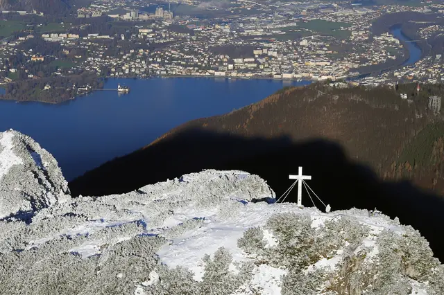 Ein Blick auf Gmunden, im Vordergrund das Gipfelkreuz des Traunsteins. | Foto: Hubert Just
