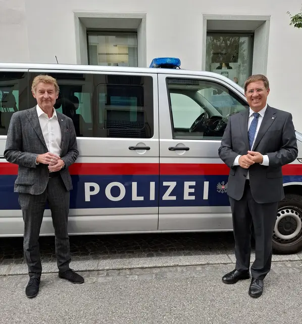 Kroiß (l.) und Rabl haben sich an die Spitze nach einem erneuten Vorstoß für mehr Polizei in Wels gestellt. | Foto: Stadt Wels
