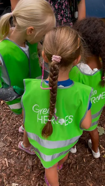 Kinder beim Cleanup im Hamerlingpark
