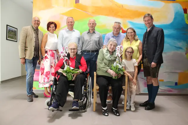 Im Bild stehend von links: Vizebgm. Hans Josef Kren, Heimleiterin Carmen Schager-Wahlhütter, Söhne Harald und Bernhard Rainer, Schwiegersohn Josef &amp; Tochter Irgmard Schröcker, Enkelin Romy und Bgm. DI Andreas Kaiser. 
Sitzend die beiden Jubilarinnen Anneliese Rainer (links) und Irmgard Binggl | Foto: Marktgemeinde Mariapfarr