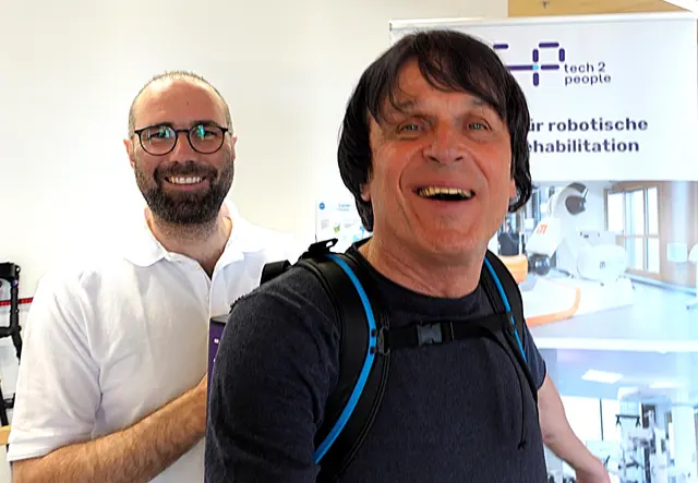 Mundmaler Paulus Ploier und sein Therapeut Rupert Kluhs-Preißer beim Training im Wiener tech2people Therapiezentrum. | Foto: Klaus Wendling