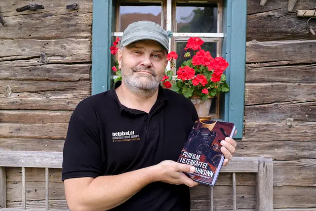 Drei Bücher in einem Jahr: Reinhard Lohers drittes Buch trägt den Titel "Fujifilm, Filterkaffee und Fotowahnsinn" und erschien wie seine beiden anderen Werke im Jahr 2025.  | Foto: netpixel.at