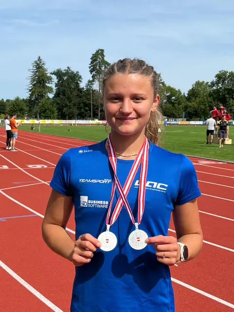 Flora Heiml vom LAC glänzt mit ihren Medaillen. | Foto: LAC