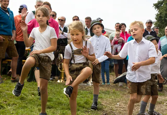 Die Kindergruppe des Regauer Trachtenvereins D' Aurachtaler beim Schuhplatteln
