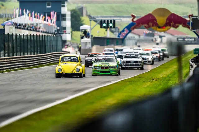 Historische und moderne Rennautos wechselten sich am Salzburgring ab. | Foto: Manuel Mackinger/IGMS