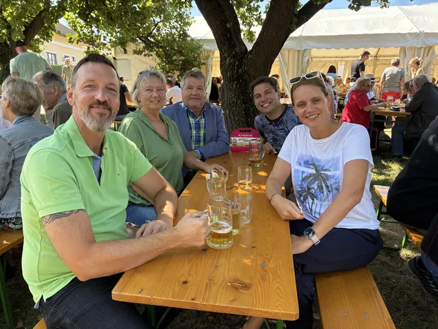 Stadtrat Wolfgang Scharinger mit Gemeinderätin Daniela Lichtenecker und Gemeinderat
Peter Tauschitz beim Marillengartenfest der Kiwanis Hollabrunn-Weinviertel  | Foto: Liste Scharinger