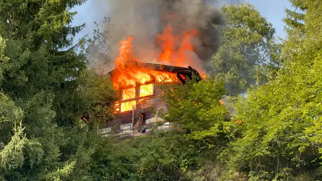 Die Flammen loderten heftig: Am Weerberg im Bezirk Schwaz stand eine Ferienhütte in Vollbrand. | Foto: Zoom.Tirol