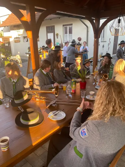 Frühstück: Früh morgens startete der Musikverein Lanzenkirchen am Karnthaler Hof in den Tag der Blasmusik. Ein Hoffrühstück durfte dabei nicht fehlen! | Foto: Marktgemeinde Lanzenkirchen