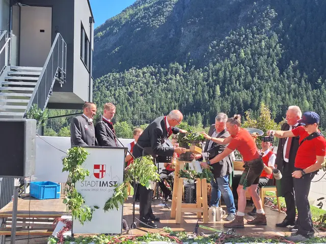 Ein Bieranstich zur Eröffnung des neuen Bergrettungsheimes am Imster Sportzentrum. | Foto: Stadt Imst