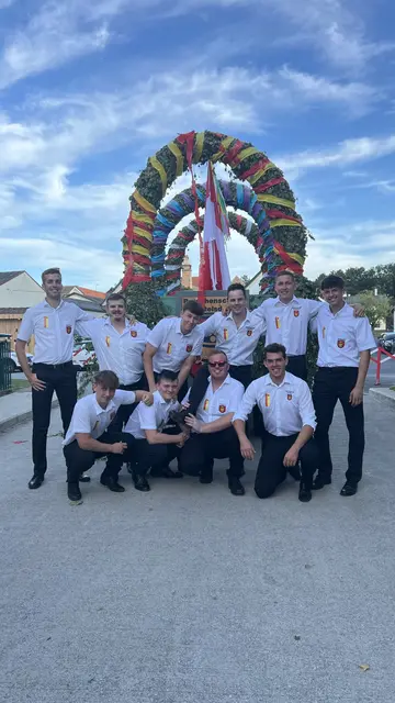 Wenn Baumaufstellen, Burschenspringen und Schätzspiel auf Musik und kulinarische Köstlichkeiten treffen, weiß man: Der Burschenkirtag 2025 in Pöttelsdorf ist eröffnet!  | Foto: Burschenschaft Pöttelsdorf