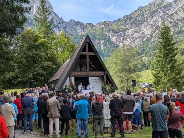 Vor der idyllisch gelegenen Bergwachtkapelle im Kaiserbachtal erlebten viele Natur- und Bergfreunde eine stimmungsvolle Gedenkfeier | Foto: Gernot Schwaiger
