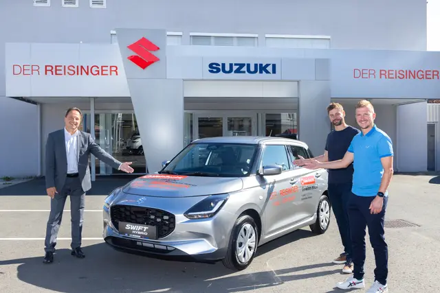 Besucherinnen und Besucher von Shopping Nord haben von 22. September bis 11. Oktober die Möglichkeit, ein kostenloses Jahr mit einem Suzuki Swift von Autohaus "Der Reisinger" zu gewinnen. Am Foto: Walter Graf (GF Autohaus "Der Reisinger"), Florian Krenn (Marketing von Shopping Nord) und Philip Fürstaller (MeinBezirk) (v. l.) | Foto: Konstantinov