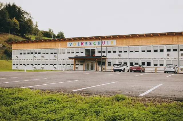 Für die Dauer von zwei Schuljahren wird die Containerschule der Mittelpunkt für die Volksschüler und deren Lehrkräfte sein. | Foto: Stefanie Oberhauser