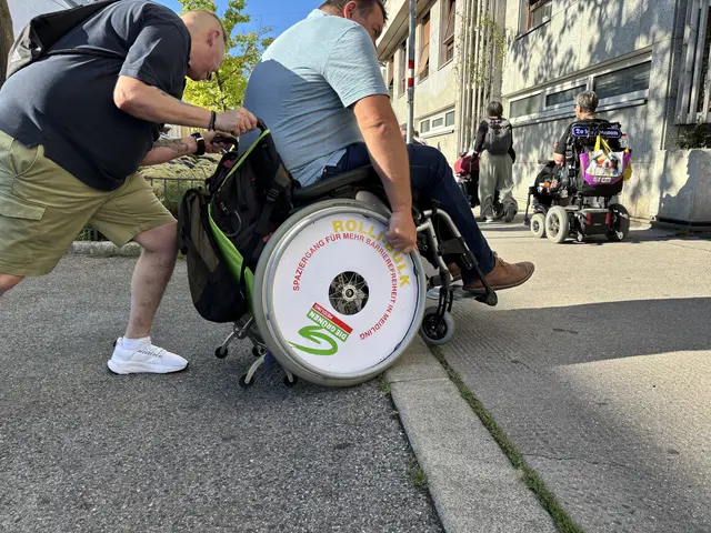 Ohne Hilfe ist eine gerade Auffahrt auf kleinen Erhöhungen schon schwierig. | Foto: Michael Marbacher/MeinBezirk