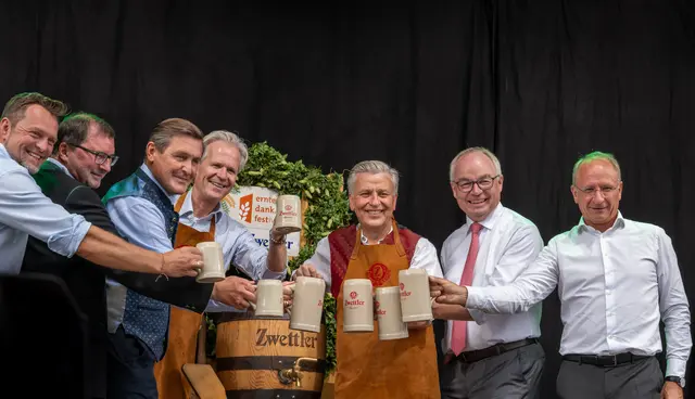 Beim Bieranstich, v.l.: Hans Mayrhofer, Norbert Walter, Innovationsminister Peter Hanke (SPÖ), Karl Schwarz, Josef Taucher, Hausherr und Niederösterreichs Landeshauptfrau-Stellvertreter Stephan Pernkopf (ÖVP) und Kurt Weinberger. | Foto: ÖSF/Pöhlmann
