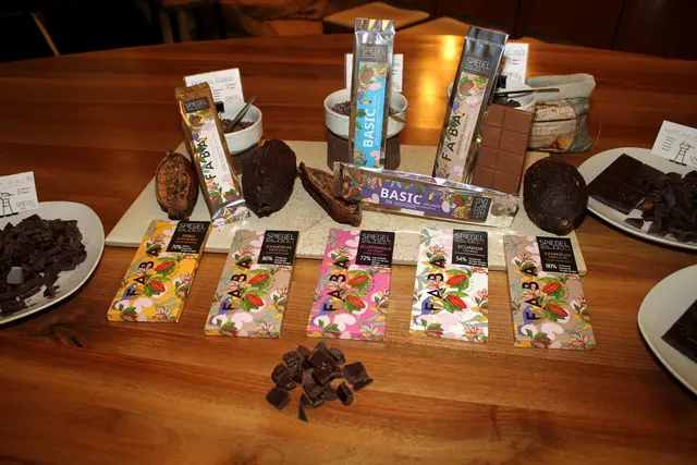 Zehn Ursprungsschokoladen umfasst das Sortiment in der Pralinenmanufaktur Spiegel in Bad Tatzmannsdorf.  | Foto: Spiegel