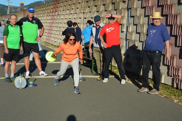Beim Straßenturnier des ESV Leoben-Lerchenfeld am Samstag ging es wieder rund. Auch Sportausschuss-Vorsitzende Margit Keshmiri war mit von der Stocksport-Partie.  | Foto: Anton Friedl