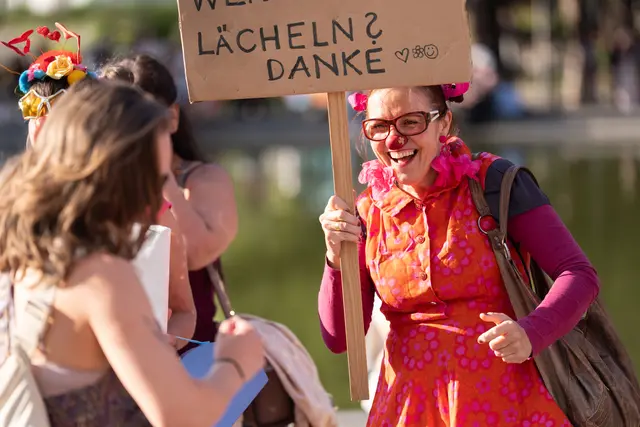 Mit roter Nase und buntem Gewand forderte man die Leute auf, wieder mehr zu lächeln. | Foto: Emanuel Ullmann/MeinBezirk