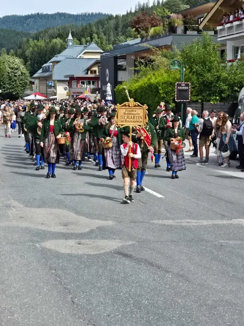 Begleitet wird der Umzug von Schnalzer-Gruppen, Vereinen und Trachtenmusik-Kapellen.  | Foto: Daniela Irnberger