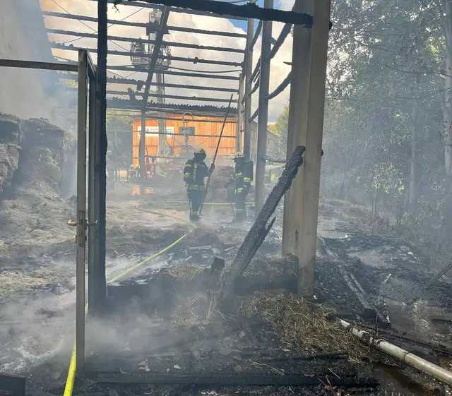 Mehrere Atemschutztrupps nahmen sowohl einen Innen- als auch Außenangriff vor, um die Flammen unter Kontrolle zu bringen. | Foto: FF Klosterneuburg Kierling