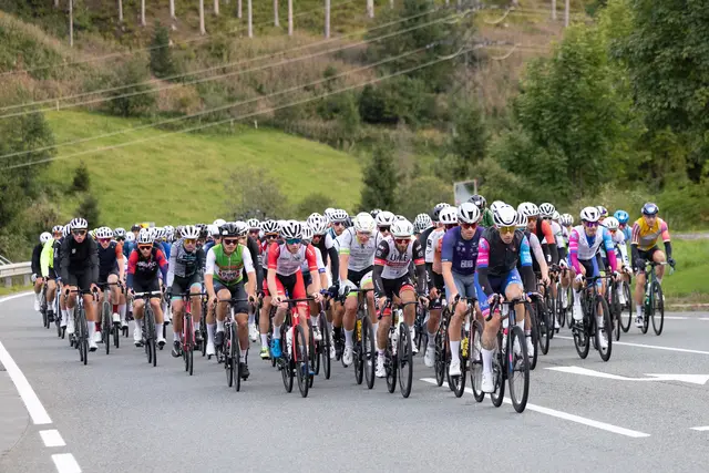  Mit 1.500 angemeldeten Sportlerinnen und Sportlern aus 26 Nationen war der Radmarathon erstmals ausverkauft.  | Foto: EXPA/Hans Groda