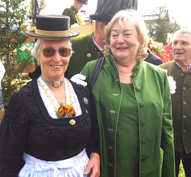 Fahnenmutter ist "Neuwirtein Maria Egger (rechts) und  Fahnenpatin "Steinhausbäuerin" Marianne Gimpl. | Foto: Josef Wind