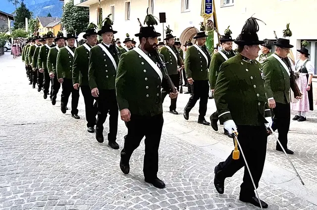 Die Historischen Prangerschützen Bad Vigaun. | Foto: Josef Wind