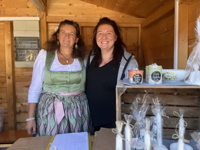 Claudia und Jenny präsentierten ihre selbstgemachten Produkte. | Foto: Voithofer