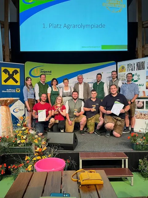 Die Top drei Teams der Agrarolympiade (rote Shirts – Hannes Mayr und Julia Schmid). | Foto: LJ OÖ