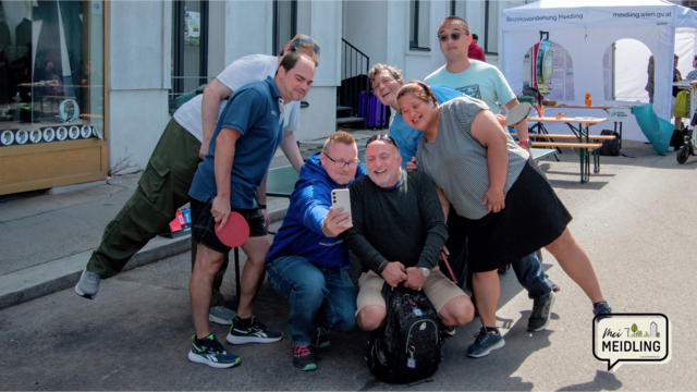 Spielerinnen und Spieler von Tischtennis Hobby Wien zu Gast beim Fest und beim gemeinsamen Ballwechsel. | Foto: R.Lendl im Auftrag von Tischtennis Hobby Wien