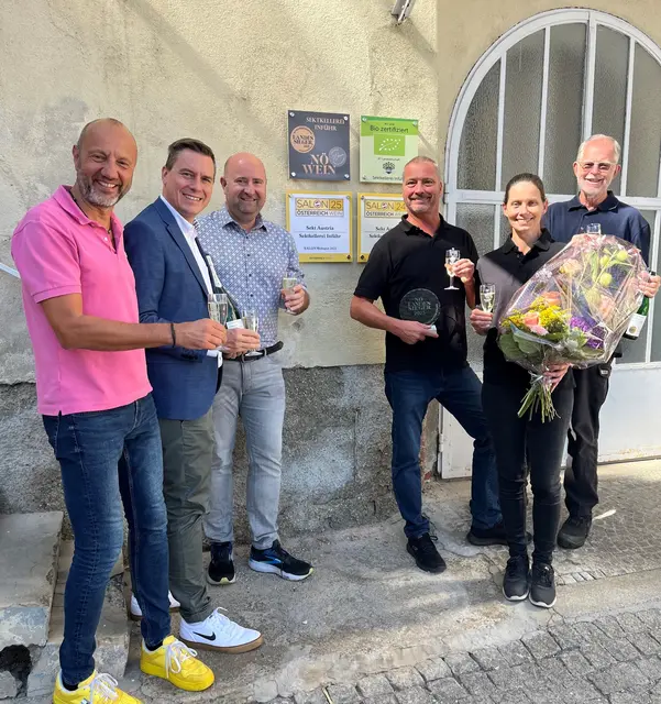 Friedrich Oelschlägel, Christoph Kaufmann und Markus Fuchs stießen mit Thomas Schlatte, Esther Inführ und Hans Inführ auf die insgesamt sieben Prämierungen an.
 | Foto: Eva Travnicek