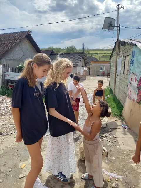 Gemeinsam mit anderen Freiwilligen half Familie Fleischanderl aus Windischgarsten Kindern und Jugendlichen in Alba Iulia in Rumänien.  | Foto: Fleischanderl