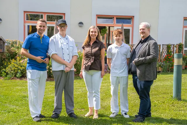 NR Lukas Brandweiner, Küchenlehrling Markus Pernsteiner, Pflegedirektorin Silvia Neugschwandtner, Zivildiener Marcel Lentner, kaufmännischer Direktor Roland Hofbauer | Foto: Maximilian Stark