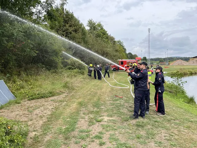 Die richtige Haltung bei der Brandbekämpfung will gut gelernt sein. | Foto: FF Dietmannsdorf