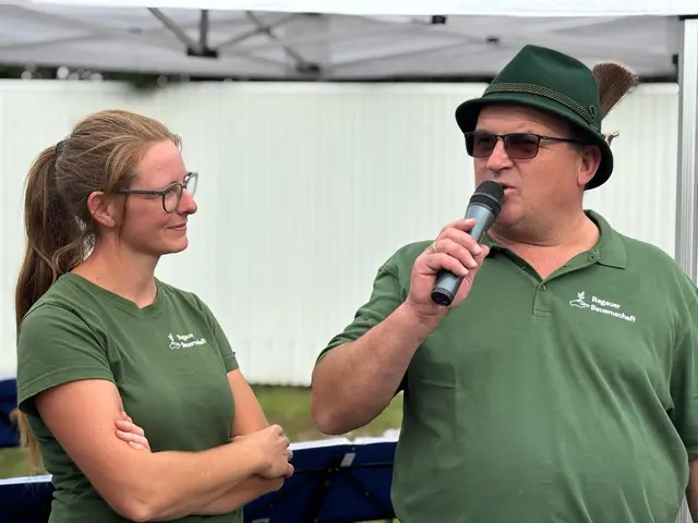 Ortsbäuerin Sabrina Gnigler und Ortsbauernobmann Fritz Offenhauser waren die Verantwortlichen der Bauernschaft Regau:
Der Platz vor der Tierzuchthalle verwandelte sich in ein Volksfest. Viele hunderte Wanderer stärkten sich zum Abschluss der bei Alt und Jung immens beliebten Veranstaltung

