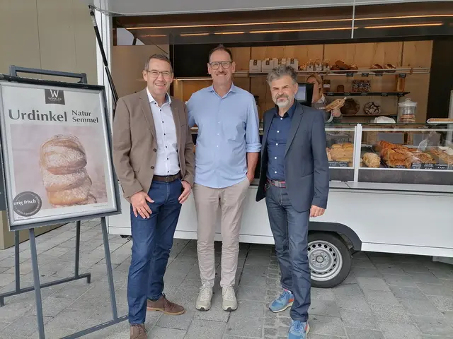 Bürgermeister Markus Vogl, Gerhard Winkler, Ralf Reiter vor dem neu eröffneten mobilen Verkaufsanhänger der Bäckerei Winkler.  | Foto: TIC Steyr
